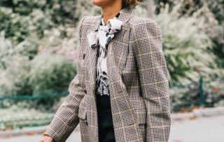 weite Hose, wide trousers, karierter Blazer, plaid jacket, office style, office look, dotted blouse, gepunktete Bluse